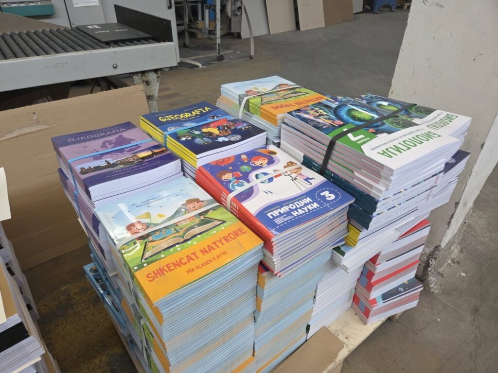 Ülke genelindeki okullarda kitap dağıtımı sürüyor