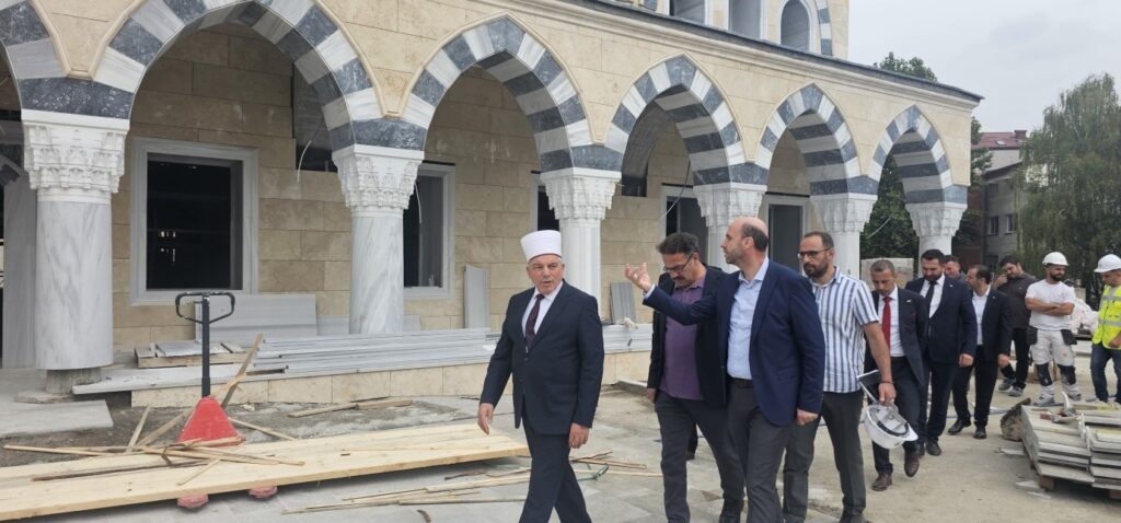 ÜSKÜP’TEKİ BÜYÜK CAMİNİN İNŞAAT ÇALIŞMALARINI REİSÜL ULEMA YERİNDE İNCELEDİ