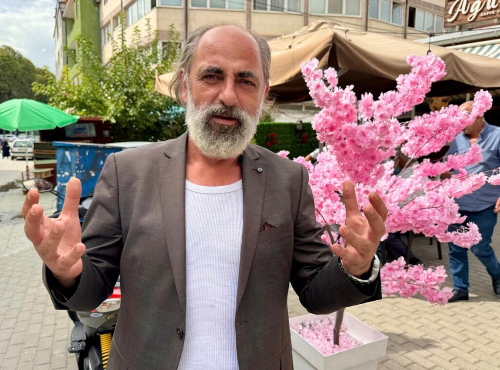 İLKER YUSUF: “BEN KİTAP VE GAZETE KOKUSUYLA BÜYÜDÜM”