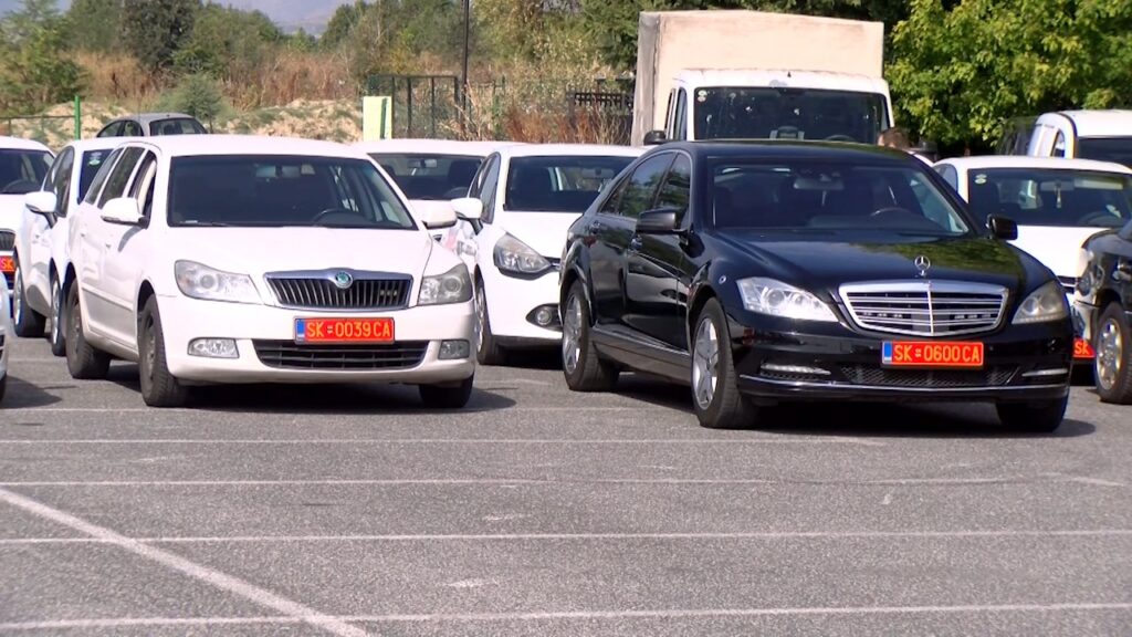 Şimdilik sadece 500 resmî araç farklı renkte plaka aldı