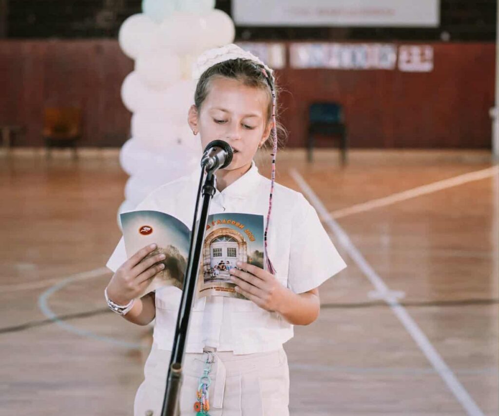 Resne’de düzenlenen çocuk şiir yarışmasında Ecrin Alievska takdirname kazandı