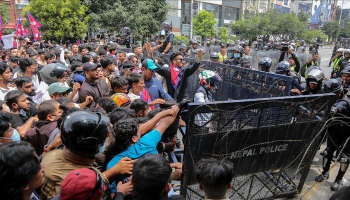 Sosyal medya yasağı Başbakan Oli’ye istifa getirdi: Nepal’de ortalık karıştı