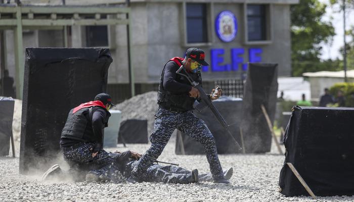 Trump gözdağı vermişti, Venezuela’dan gelen görüntüler dikkat çekti! Gönüllü olarak silahlandılar…