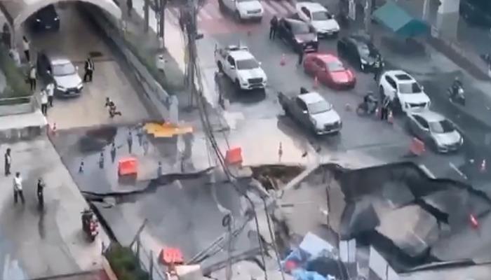 Tayland’da korkunç anlar! Yol çöktü devasa çukur oluştu