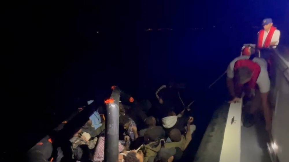 Yunanistan unsurlarınca Türk karasularına geri itilen 38 düzensiz göçmen kurtarıldı