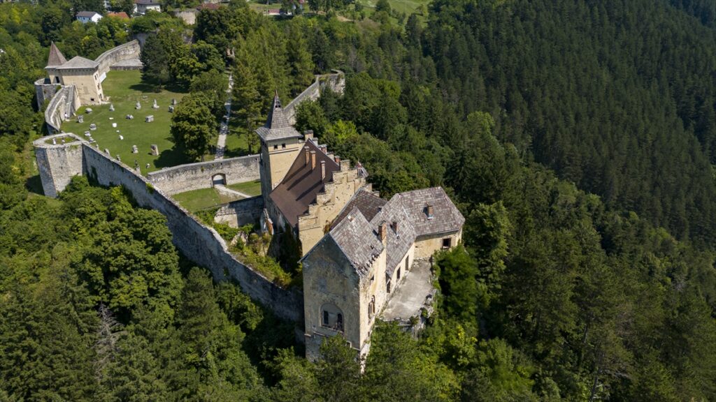Bosna-Hersek’in tarihi Ostrozac Kalesi | TIME-BALKAN