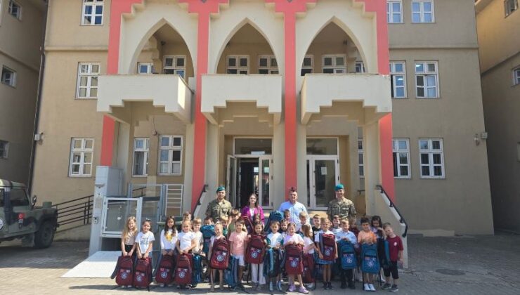 Mehmetçik Mamuşalı öğrencilerin yüzünü güldürdü