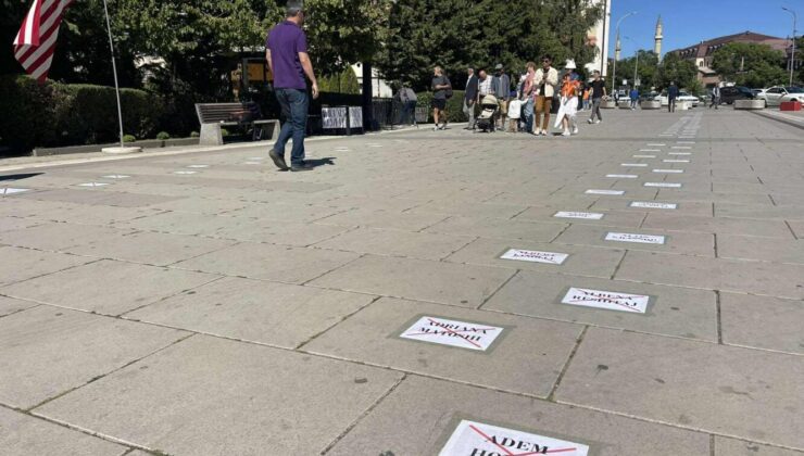 Kosova Meclisi önünde protesto: 120 milletvekilinin isminin üstü çizildi