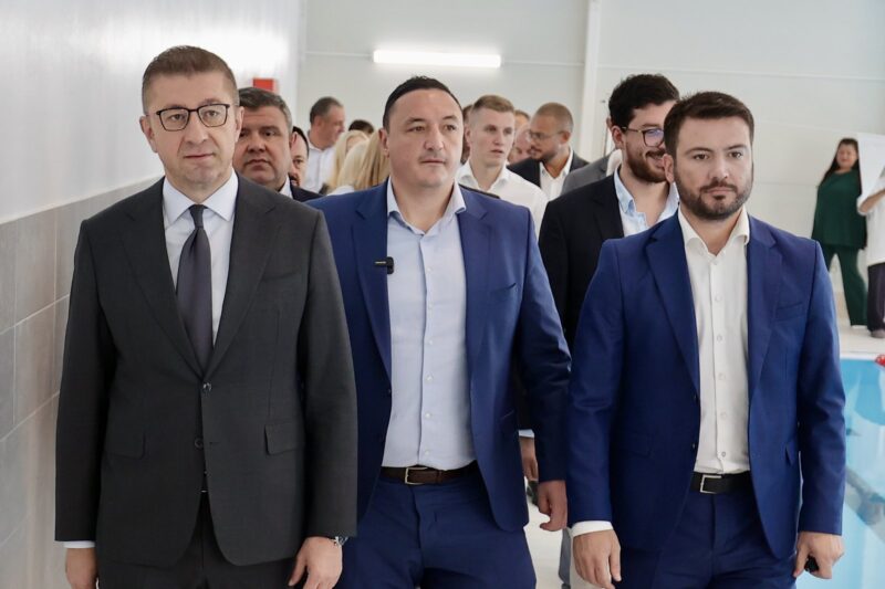 İştip Belediyesi’ndeki kapalı yüzme havuzu hizmete açıldı