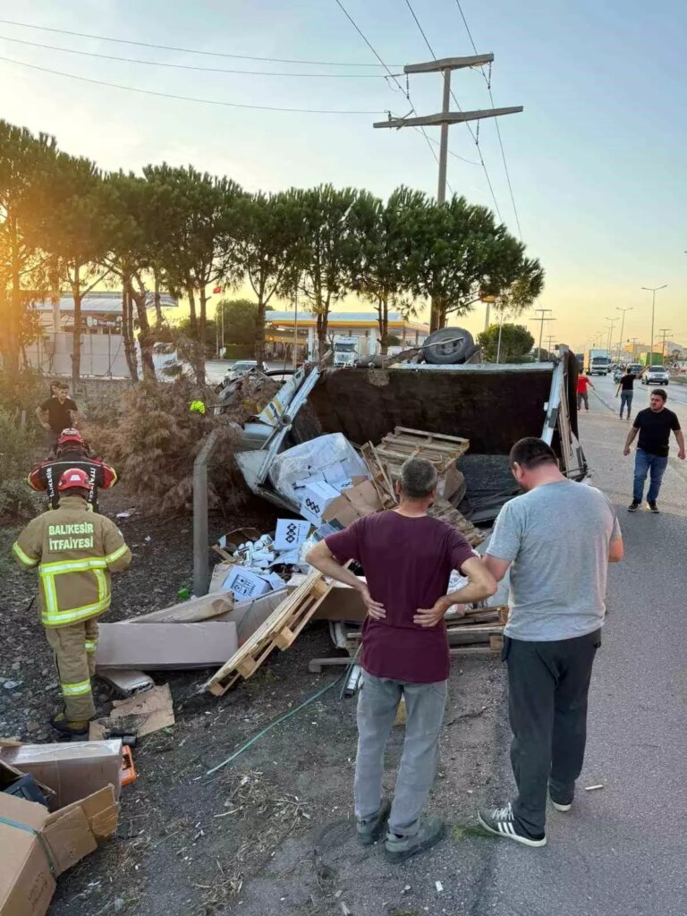 Balıkesir’de Trafik Kazası: Sürücü Araç Altında Sıkıştı