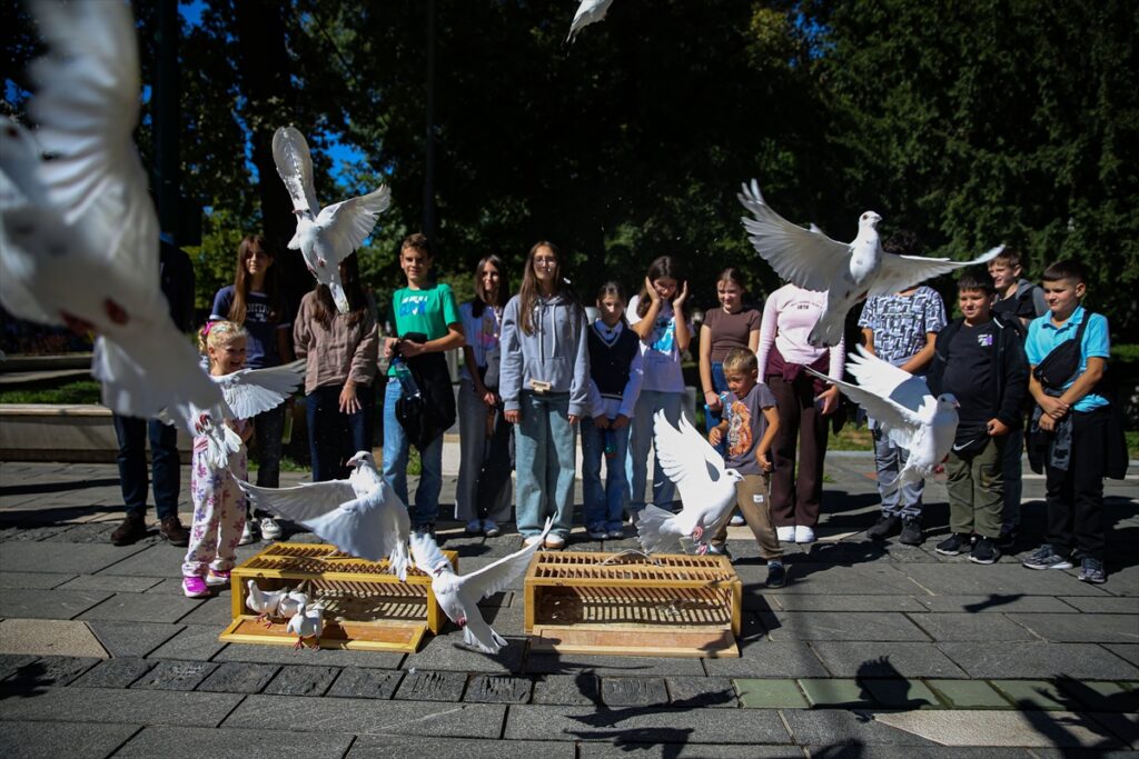 Bosna Hersekli çocuklar, Gazze’de öldürülen akranları için beyaz güvercin uçurdu