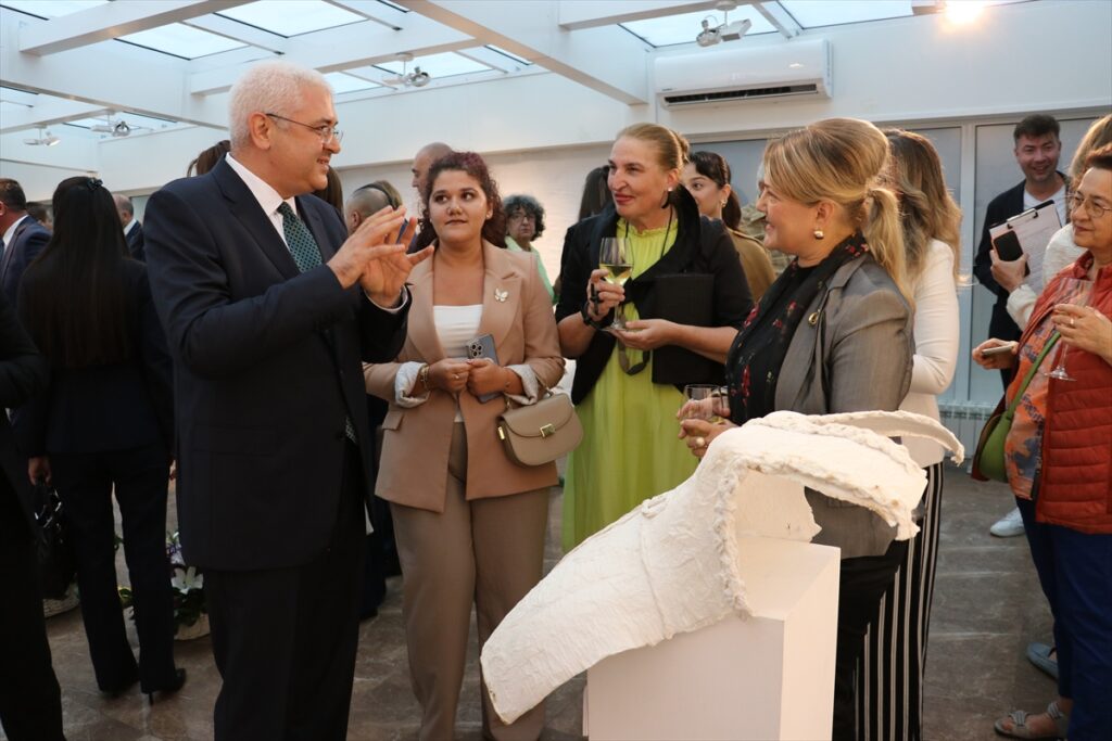 Bulgaristan’da Türk sanatçıların eserlerinden oluşan ‘Mitolojik Dönüşümler’ sergisi açıldı