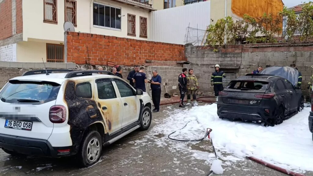 Bursa’da Park Halindeki Otomobilde Yangın Çıktı