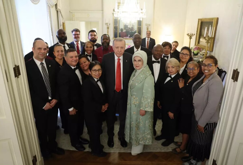 Cumhurbaşkanı Erdoğan ve Eşi Blair House’da Çalışanlarla Hatıra Fotoğrafı Çektirdi