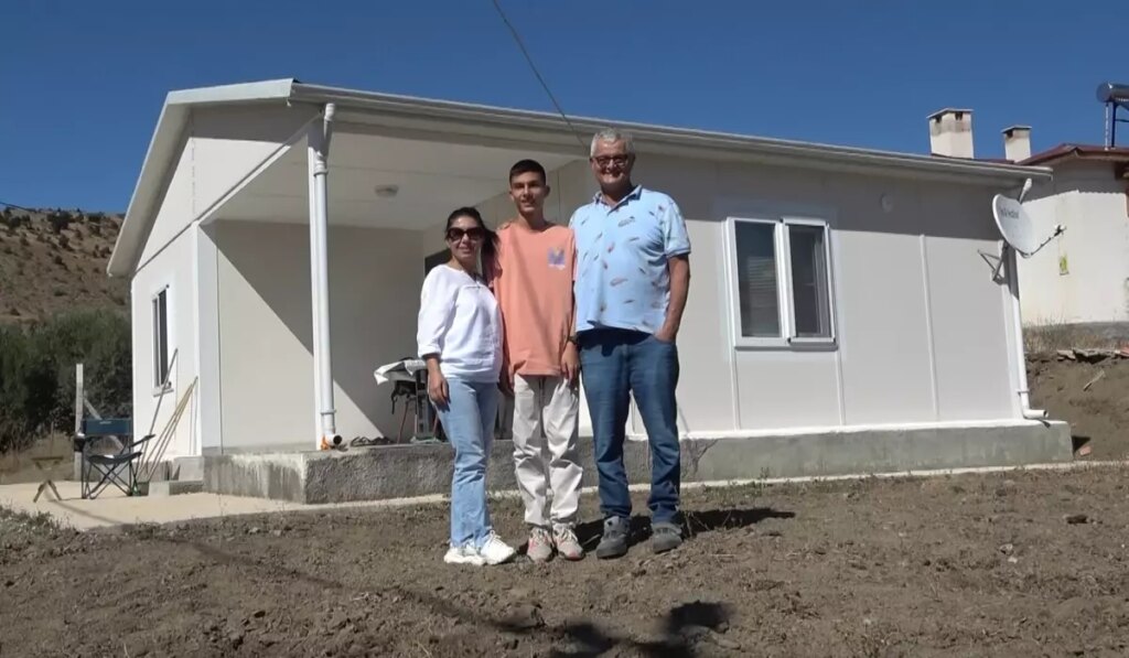 Eski manken Engin Koç, Sivas’taki köy evinde