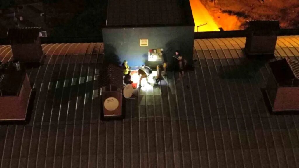 Düzce’de Alkol Nedeniyla Çatıya Çıkan Genç Kız ve Kurtarıcıları Mahsur Kaldı