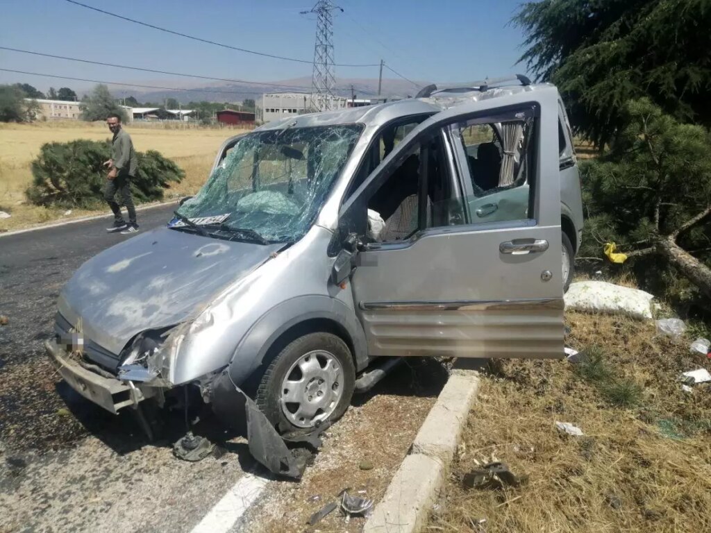 Isparta’da Trafik Kazası: Sürücü ve Eşi Yaralandı