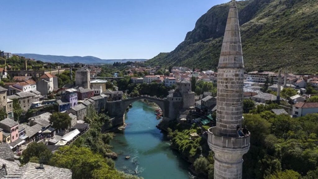 Bosna Hersek’te Osmanlı mirası köprüye ev sahipliği yapan Mostar, her mevsim turistlerin uğrak noktası