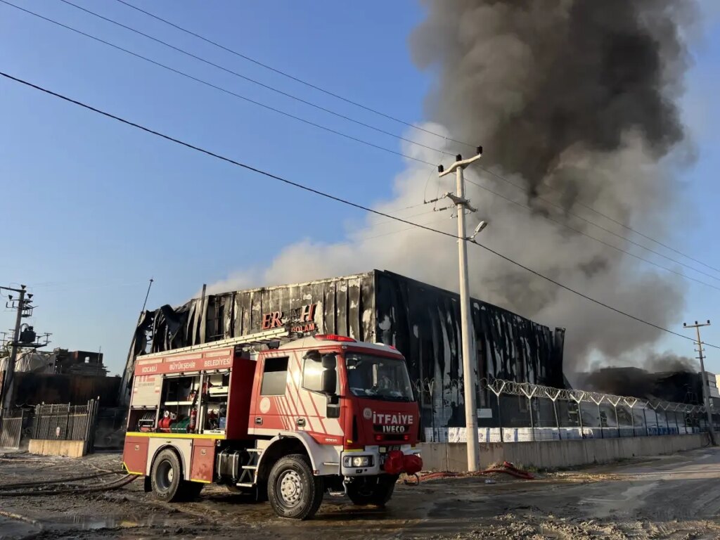 Başiskele’deki Lojistik Deposunda Yangın Kontrol Altına Alındı