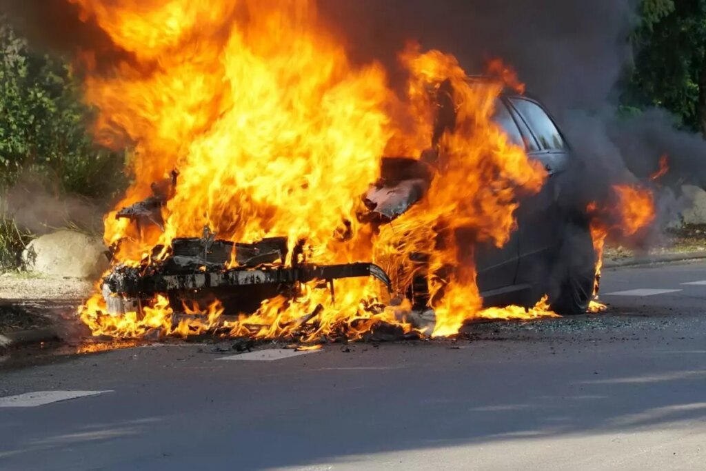 Otomobil devi durduğu yerde alev alan araçlar için harekete geçti! Binlercesini geri çağırdılar
