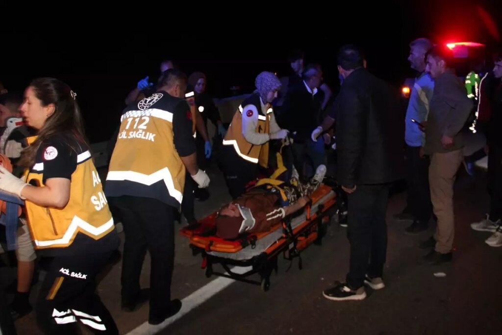 Sivas’ta Otomobil ve Traktörün Karıştığı Kazada 10 Kişi Yaralandı