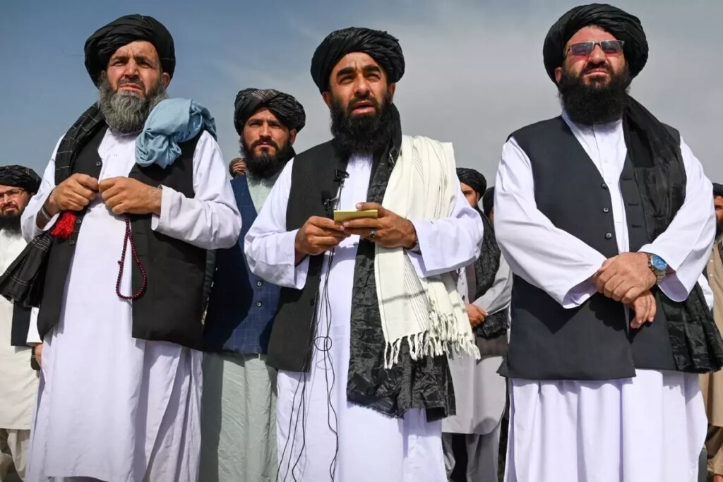 Taliban sınır tanımıyor! Bu kez de internet ve mobil telefon hizmetlerini kestiler