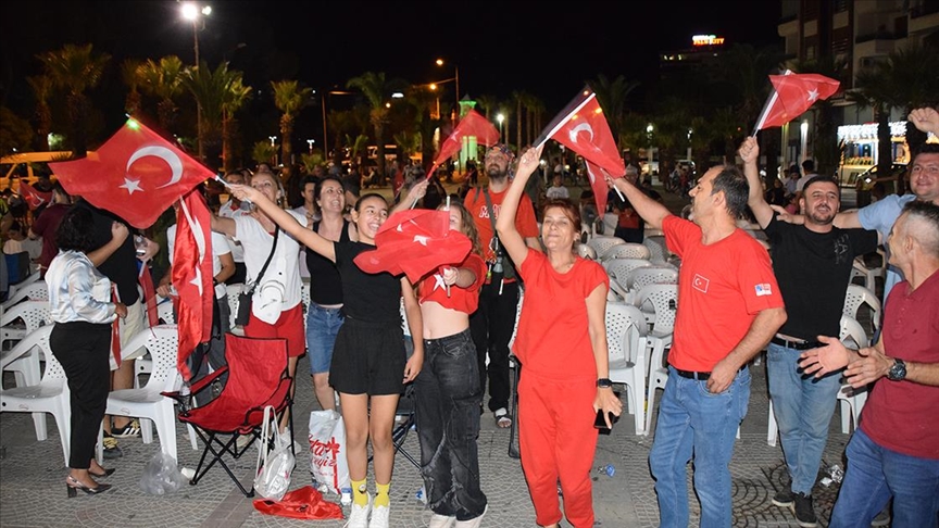 Türkiye-Yunanistan EuroBasket 2025 yarı final maçı Manisa’da dev ekrandan izlendi