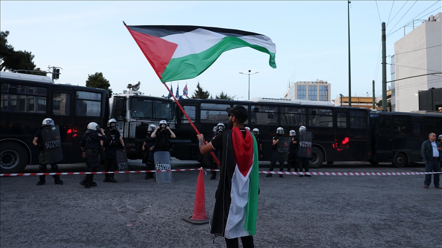 Atina’da Filistin destekçileri, İsrailli yatırımcılara ait oteli kırmızı boyayla protesto etti