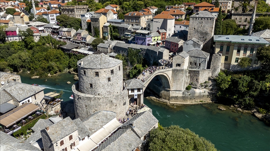 Bosna Hersek’te Osmanlı mirası köprüye ev sahipliği yapan Mostar, her mevsim turistlerin uğrak noktası