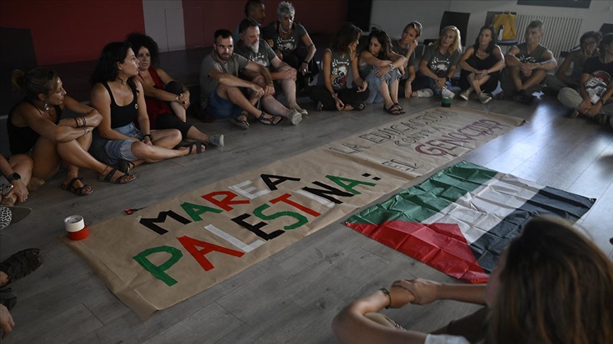 İspanyol öğretmenler yeni eğitim yılı öncesinde İsrail’e karşı eylem başlattı