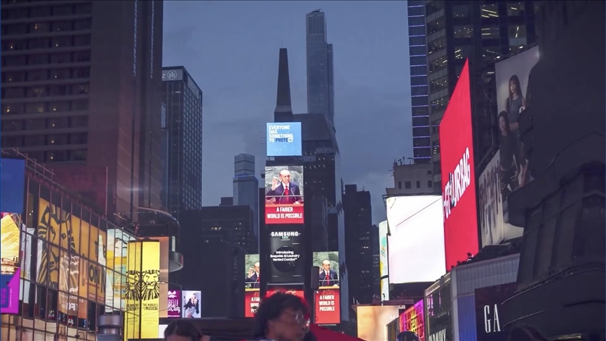 Cumhurbaşkanı Erdoğan’ın “Daha Adil Bir Dünya Mümkün” sözü, Times Meydanı’ndaki ekranlarda