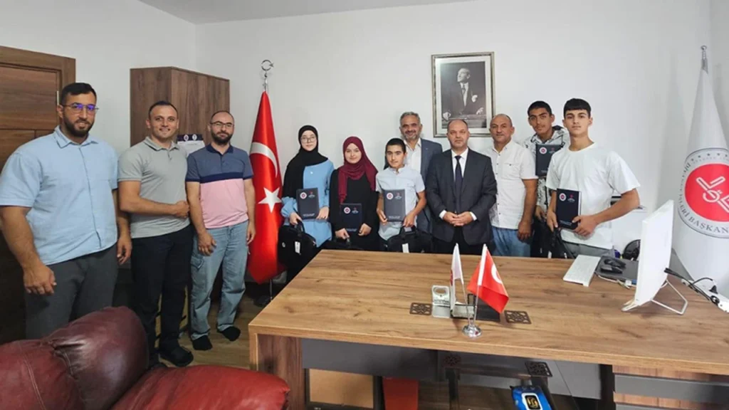Sırbistan’daki mühtedi çocuklarına eğitim desteği