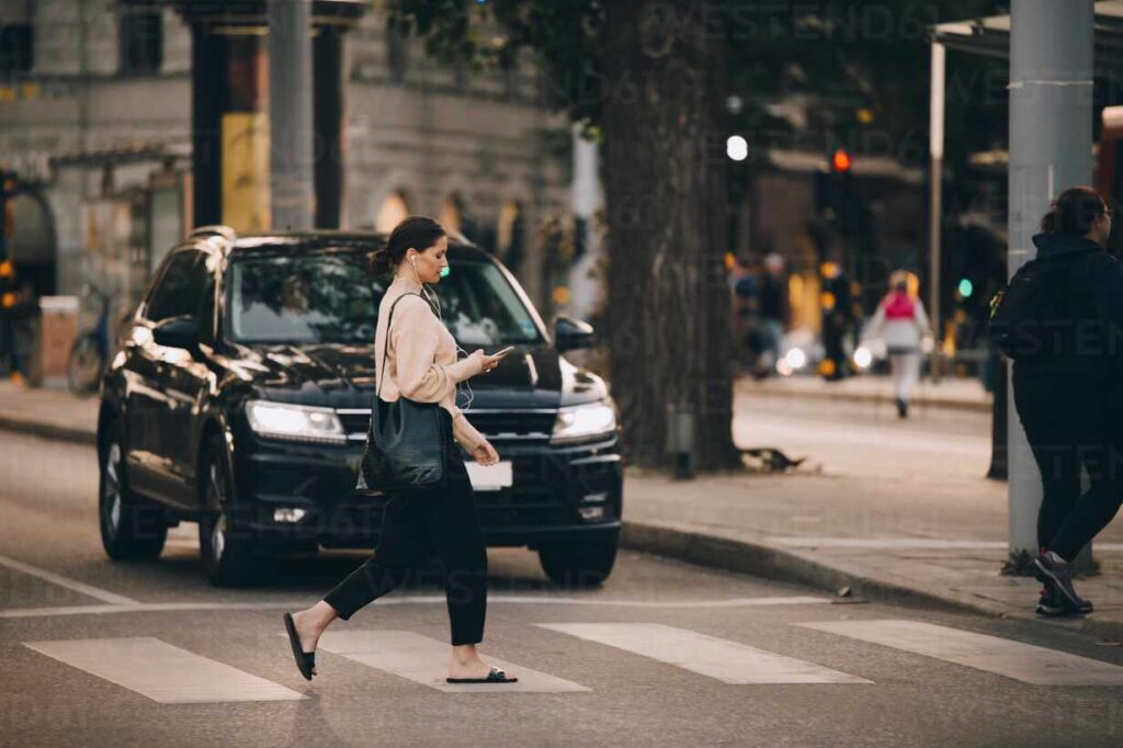 Kuzey Makedonya’da Yeni Trafik Kuralları: Cep telefonu ile karşıdan karşıya geçen yayalara para cezası