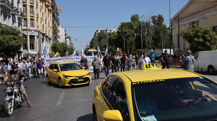 Yunanistan’da taksi şoförlerinden protesto