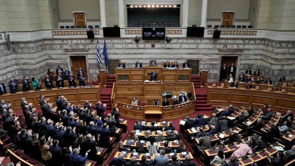 Yunanistan parlamentosu ülke çapındaki protestolara rağmen çalışma saatlerini uzatan yasayı onayladı
