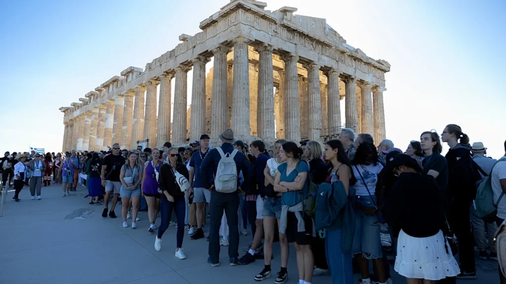 Yunanistan’daki Parthenon 20 yıl sonra iskelelerden geçici olarak kurtuluyor