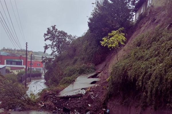 Bulgaristan’da 50 saatlik sağanak yağmurun ardından heyelan sonucu iki ev yıkıldı