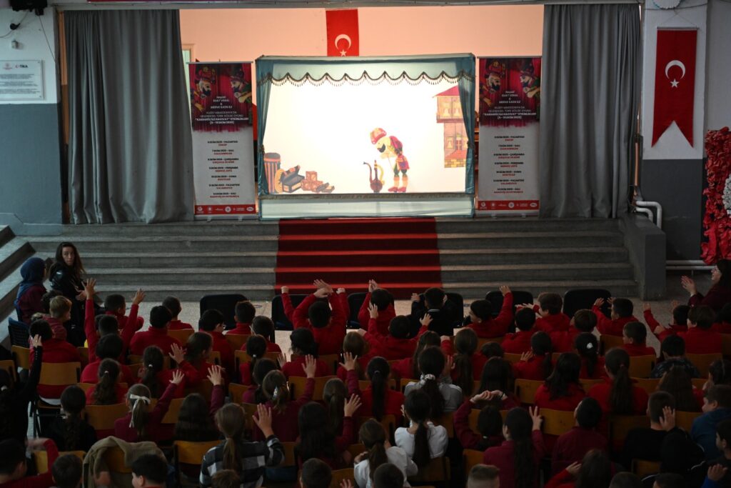 Karagöz ile Hacivat Gösterisi Üsküp’te Çocuklarla Buluştu
