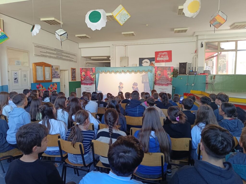 Karagöz ve Hacivat Merkez Jupa’daki Çocuklarla Buluştu