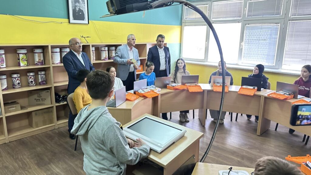 Tefeyyüz İlkokulu’nda Robotik Kodlama Sınıfı açıldı