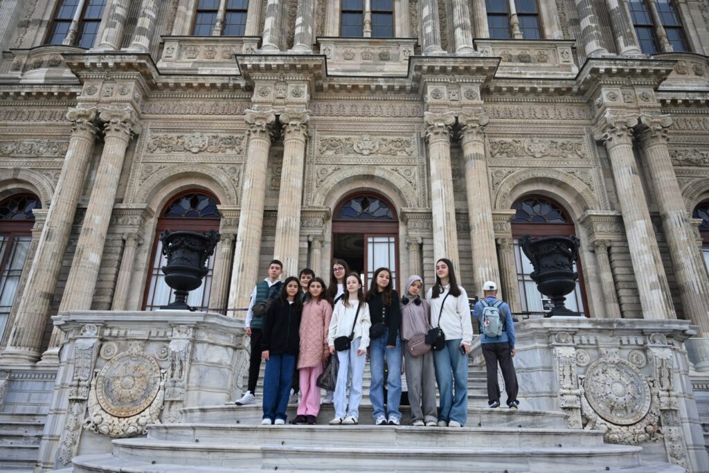 YTB’nin destekleriyle “Türkçem İnsanlıkla Kurduğum Bağ” yarışmasının kazananlarına İstanbul gezisi