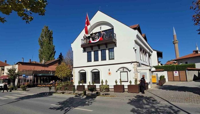 Kosovalı 102 kadın, Türkiye Cumhuriyeti’nin kuruluşunun 102. yıldönümü için bayrak ördü