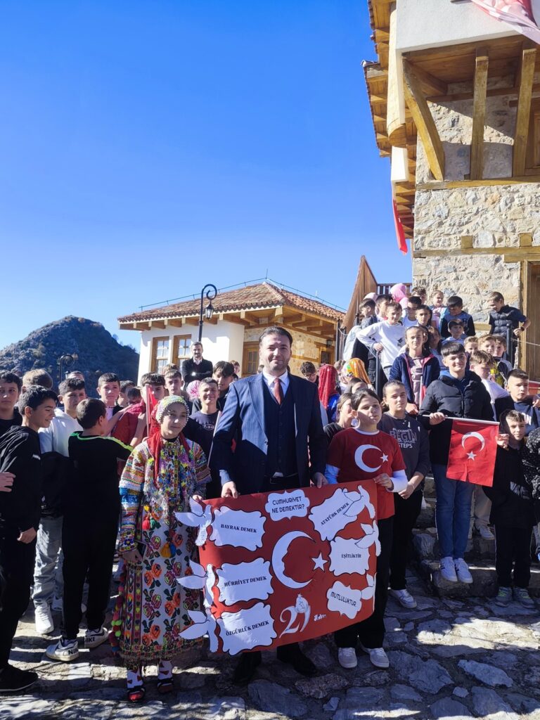 Kocacık’ta Cumhuriyet Bayramı Coşkusu: Minik Yüreklerden Ebedi Dostluk Mesajı