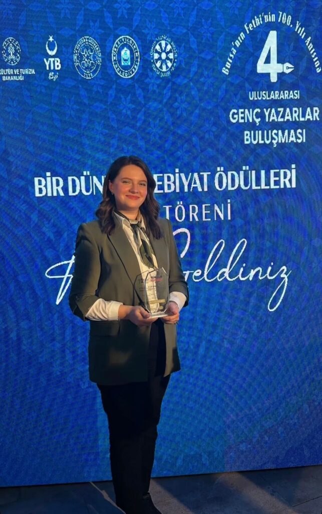 Ceyda Lama Arif, “Bir Dünya Edebiyat Ödülleri”nde mansiyon ödülünü Bursa’da aldı