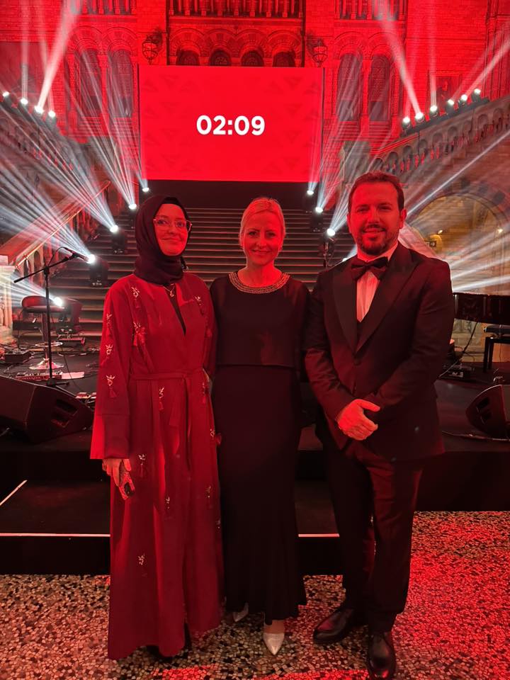 Makedonya’nın Birleşik Krallık Büyükelçisi Stavrevska, sanatçı Mesut Kurtiş’in Londra’daki konserine katıldı