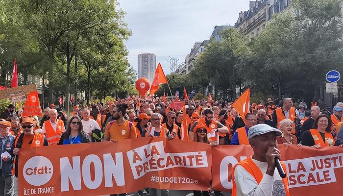 Fransızlar, hükümetin kemer sıkma politikalarına karşı grevde
