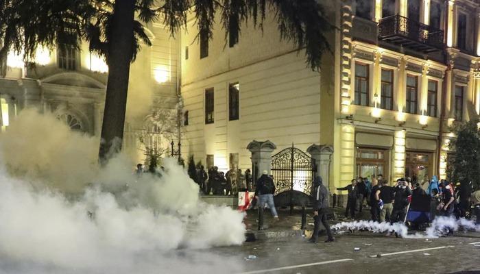 Gürcistan’da ortalık karıştı! Cumhurbaşkanlığı Sarayı’na girmeye çalıştılar