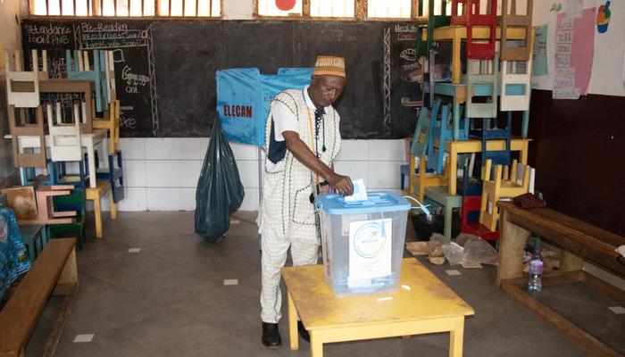 Kamerun'da halk, cumhurbaşkanlığı seçimi için sandık başında