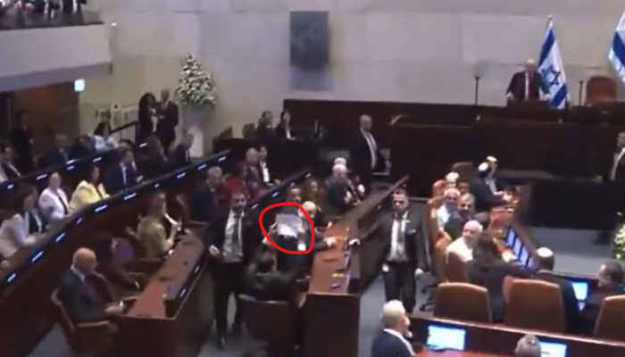 Son dakika: ABD Başkanı Trump, İsrail Meclisi’nde konuşurken protestoya uğradı! Filistin ve soykırım pankartı açtı…