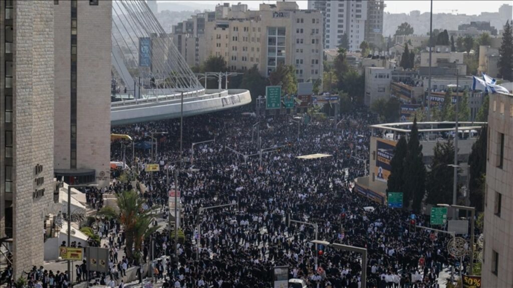 İsrail’de binlerce Ultra Ortodoks Yahudi, zorunlu askerlik karşıtı gösteri düzenliyor